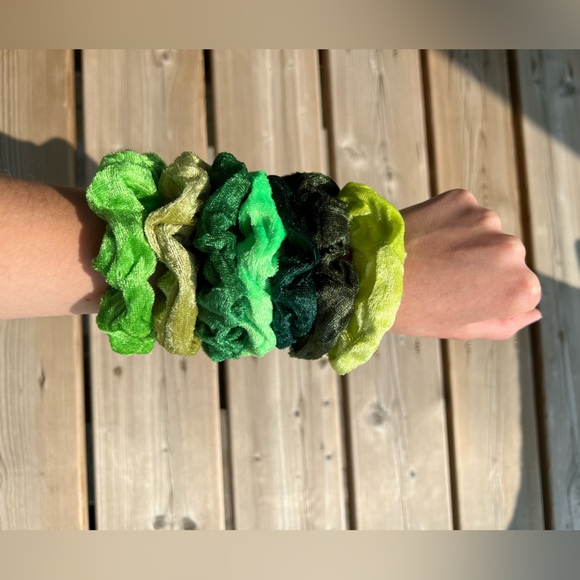💚 Velvet Scrunchie Bundle - 7 Green Scrunchies - Picture 1 of 4